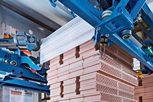  » The Beumer stretch hood packs palletized stacks with a stretch hood made of film, in this way safeguarding the bricks during transport 