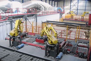  <span class="bildunterschrift_hervorgehoben">»2</span> Two four-axis robots stack the unfired products in layers onto the tunnel kiln car<br /><br /> 