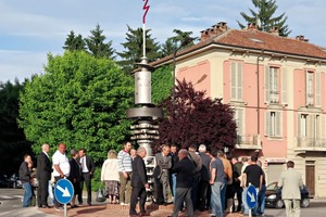  » Centre of attention: the new sculpture shortly after the inauguration 