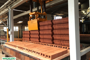  »8 An automatic gripper unloads the fired roofing tile packs from the kiln cars layer by layer 