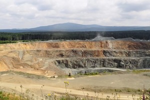  »1 Huneberg diabase quarry in Lower Saxony against the background of the Brocken panorama 