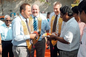  »2 According to the Indian tradition the guests were garlanded with a flower chain 