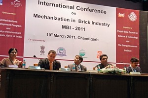  »1 Zu den beiden, von der ECTS organisierten, Konferenzen „Mecha­nisation in the Brick Industry“ im indischen Chandigarh und Varanesi kamen 700 Ziegler 