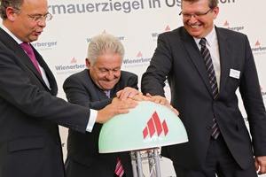  »2 New mineral-wool filling plant gets green light: Dr. Heimo Scheuch, Governor Dr. Josef Pühringer and Mag. Christian Weinhapl (from left to right) successfully commissioned the new plant  