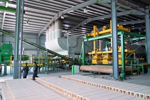  »2 View of the wet and dry products handling line, with the fast dryer in the back. In front, the assembly of a kiln car 