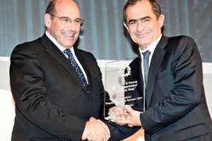  » Odysseas Kyriakopoulos, Chairman of S&amp;B Industrial Minerals and Chairman of the Panel of Judges for the Entrepreneur of the Year Greece 2011 Competition, presents the Entrepreneur of the Year 2011 award to Dimitris Koiliaris 