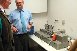  »3 Prof. Dr. Wolfgang Krcmar erklärt die Funktion des Linseis-Plastizitätsmessgeräts 