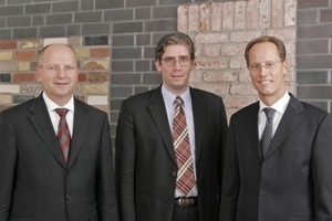  &gt;&gt; Norbert Meyer-Oltmanns (50), Geschäftsführer Marketing &amp; Vertrieb WandDominic Späth (39), Geschäftsführer Marketing &amp; Vertrieb DachRalf Schwung (45), Geschäftsführer Produktion und Verwaltung 
(v.l.n.r.) 