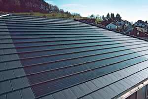  »3 An “all of a piece” roof: A 1970s home in Biberach, renovated with the “Solesia” roof-integrated photovoltaic system and flat “Domino” tiles of nearly the same colour 