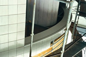  »12 Simple and fast covering of the bearing construction with glazed clay bricks and fastening of these with holding clips in the entrance area of the rotunda. The holding clips are designed so that they also take up the next row of bricks in spring form and help to bear them. The final fixation is then taken over by the two upper newly applied holding clips. A small rubber hammer is sufficient for assembly 