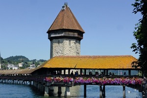  »3 Die berühmte Luzerner Kapellbrücke wurde nach einem Brand wieder mit Ziegeln eingedeckt 