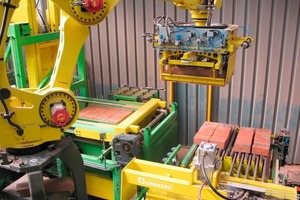  &gt;&gt;1 A robot places the formed brick layers onto a lifting platform 