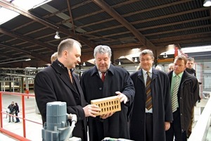  ››2 Works Manager Stefan Daun convinces Minister-President Kurt Beck and the two Röben Managing Directors Wilhelm-Renke Röben and Ralf Borrmann (from l. to r.) of the quality of the new products from Bannberscheid 