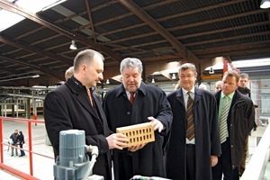  ››2 Werksleiter Stefan Daun überzeugt Ministerpräsident Kurt Beck und die beiden Röben-Geschäftsführer Wilhelm-Renke Röben und Ralf Borrmann (v.l.n.r.) von der Qualität der neuen Bannberscheider Produkte 