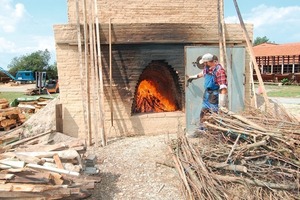  »6 Es wurde beständig Reisig nachgelegt, um die gewünschte Temperatur zu erreichen 