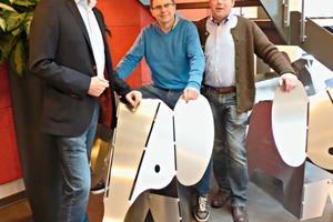  »1 Always in the best of spirits - the successful management of VHV Anlagenbau: Bernhard Veltmann, Bernhard Verlage und Georg Hagemann with the company’s well-known mascot (from left to right) 