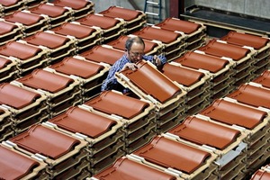  »3 Quality control at the Koramic Roofing Tiles Plant in Eisenberg/Palatinate 