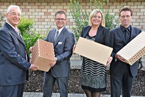  » Prior to the ceremony, Ernst K. Jungk (from left) and Juwö Chief Stefan Jungk showed their latest clay-block product – the ThermoPlan S75 – to CDU State Chairwoman Julia Klöckner and Construction and Finance Minister Dr. Karsten Kühl 