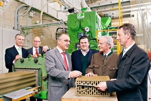  Thomas Bader, owner-manager of Leipfinger-Bader KG in Vatersdorf (3rd from right):“We are one of southern Germany‘s leading producers of clay masonry units. We have been working with Rehart for over 25 years now, and we have been using high-performance augers by Rehart for a good 15 years. Our two companies are united by a common will to maintain technical competence and dependable quality. We therefore were quite certain, that a Petersen-built machine would meet our high expectations in terms of performance, efficiency and energy consumption. We had to rule out prolonged downtime for the exchange of machines, but there was no reason to worry: just install, energize and produce. Our new machine has been working without a hitch from the very start. Everything is in perfect order.” 