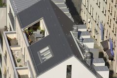  &gt;&gt; Zeitgenössische Architektur wie die Wohnhäuser in der Töpfergasse wirken dem musealen Charakter des Quartiers entgegen. Die Eindeckung mit modernen „Domino“-Glattziegeln bestärkt diesen Eindruck. 