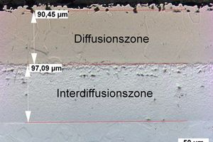  &gt;&gt; Im Packzementierverfahren beschichtete Probe (Stahl 1.4828) mit Ausmessung der Schichtdicke der Diffusions- und Interdiffusionszone (Foto: Dechema) 