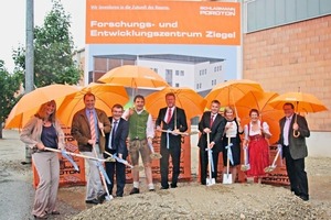  » Pouring rain failed to dampen the good mood at the groundbreaking ceremony for the „brick research and development centre“, where Bavaria‘s Environment Minister Marcel Huber (at centre) swung a shovel together with the guests of honour and the management team  