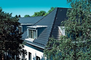  »5 A secondary school in Switzerland sporting 76 “Solesia” PV modules and more than 8 000 “Domino” roof tiles 