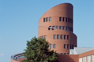  &gt;&gt; The rounded shape of the extension buildings provides the visually impaired children with an important haptic experience and is also guiding directions based on the precise settlement jointing. 