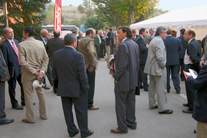  ›› 1 Carlos Gorchs and Vincent Romeo, Verdés General Manager and Sales Manager respectively (both extreme right), commenting the start of the day 