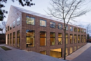  »6 Modern new-built office in Gooiland, Netherlands. Architect van Velsen chose to use sand-coloured Terzo facade panels from the Argeton range. With two to three dummy joints, they provide additional accents.  