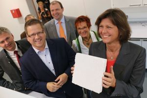  &gt;&gt; Ein Forschungsschwerpunkt in den nächsten Jahren wird die energieeffiziente Weiterentwicklung des Dämmstoffes Perlite sein. Im Bild von links: geschäftsführender Gesellschafter Johannes Edmüller, Diplom-Chemiker und Leiter des Forschungsprojektes „TOGRA“ Dr. Jens Geduhn, Wirtschaftsministerin IlseAigner 