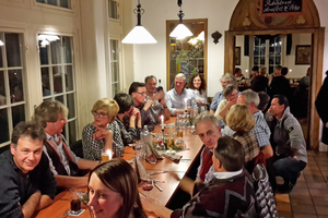  »4 Beim gemeinsamen Abendessen im Weindorf wurden viele Erinnerungen ausgetauscht 