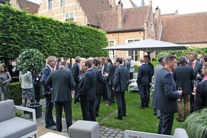  » The evening function provided attendees with ample opportunity for lively exchange of views 