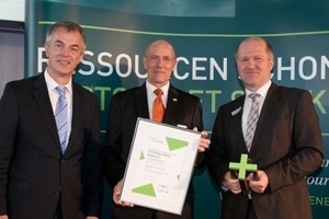  »1 NRW‘s Minister for Climate Protection and the Environment Johannes Remmel, Prof. Dr. Wolfgang Kollenberg of WZR ceramic solutions, and Dr. Peter Jahns, head of Effizienz-Agentur NRW (from left) 