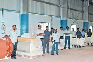  »6 Die Mitarbeiter des indischen Tochterunternehmens vor einem dort ­gefertigten Sortiment verschiedener Tonverarbeitungsanlagen 
