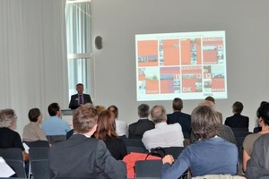  »1 Johannes Edmüller, Vorstandsvorsitzender des Ziegel Zentrum Süd, eröffnete die Professoren-Tagung im Vorhoelzer Forum der TU München 