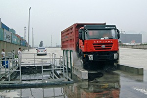  »1 In Häfen verhindern MobyDick Reifenwaschanlagen, dass gefährliche Verunreinigungen auf Straßen oder Autobahnen gelangen 