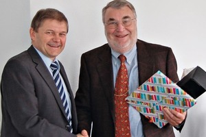  » Karlheinz Brakemeier (rechts) wird im Namen des Vorstandes von Institutsleiter Dr. Ullrich Knüpfer verabschiedet 