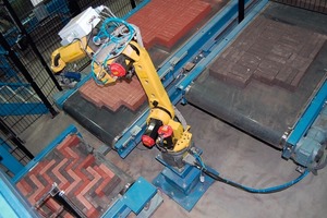  »3 Ein Roboter kann verschiedene Pflasterklinker von mehreren Paletten zu einem Verlegemuster mischenPhoto/Foto: Zi Brick and Tile International/Zi Ziegelindustrie International 