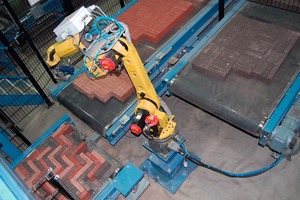  »3 A robot can mix clay pavers from several different pallets to produce laying patterns 