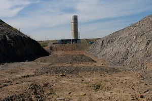  »2 View of the landfill gas flare at the landfill seen from the roof of the container 