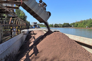  »12 Loading of slate clays from the Osnabrück Formation at the quarries‘ own pier/Ibbenbürener carbon horst (2013) 