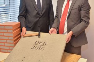  &gt;&gt;Übergabe des ersten Exemplars an den bayerischen Bau-Innungspräsidenten Franz- Xaver Peteranderl (l.) durch Stiftungsgründer Johannes Edmüller. Die Hülle aus Beton musste zuerst mit einem fachgerechten Hammerschlag entfernt werden 