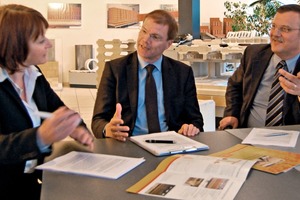  »2 Márton Varga (at right) and Jörn Böke explain the company‘s 125-year history to Zi Editor Anett Fischer 