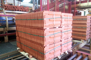  »2 Strapped roofing tiles on the pallet, ready for transport 
