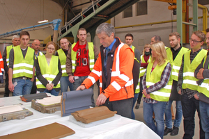  »3 Plant Manager Ferdinand Kanefzky explained the making of roofing tiles to the students 