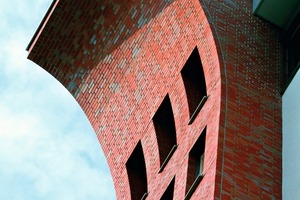  »14 Tulpen-Hochhaus Hamburg: Zu beiden Seiten des Eingangsbereichs „wachsen“ 3,50 m breite, vorgesetzte und verklinkerte Fassadenbänder etwa 40 m empor und enden in einer ca. 2 m über das Dach hinausragenden Klinkertulpe 