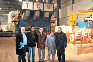  » Frank Bigeard (Mitte) und Michel Peaudecerf (links), Cleia, zusammen mit dem Manager Herrn Morchid (rechts) und Technikern des TCM‑Ziegel­werkes vor dem Trockner der Anlage 