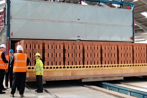  »2 Die Geschäftsleitung von Ibstock begutachtet die ersten aus dem Tunnelofen kommenden Ziegel 