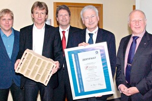  » The energy management system at Ziegelwerk Klosterbeuren has been certified in accordance with DIN EN 16001. Energy Manager Marcus Gleich, Chief QA Officer Norbert Welp, Managing Directors Thomas and Hubert L. Thater, and Rüdiger Kruse from TÜV Süd (from left) 